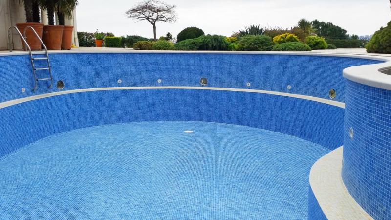 R&eacute;novation de piscine &agrave; Saint-P&eacute;-de-L&eacute;ren : &eacute;tapes et conseils
