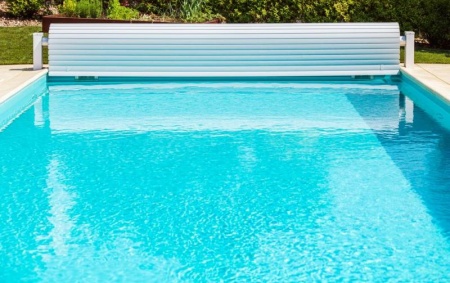 Quels dispositifs de s&eacute;curit&eacute; installer pour prot&eacute;ger une piscine pr&egrave;s d'Orthez ?